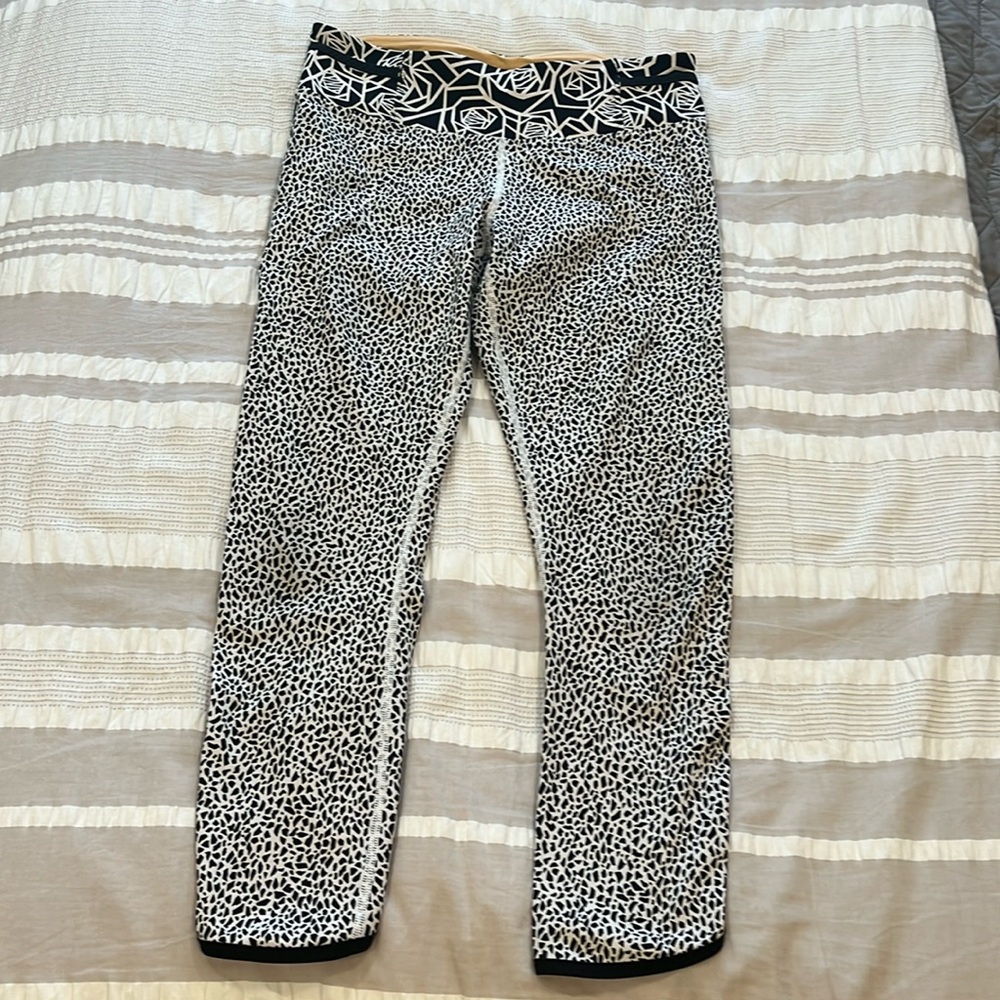 LULULEMON Black and White Patterned Leggings Size 8